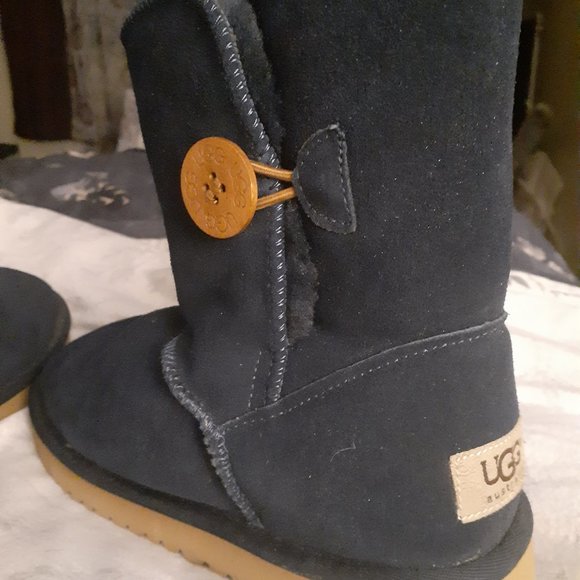 Uggs - Picture 3 of 4